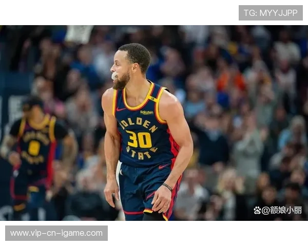 库里加速突破强行上篮命中，勇士继续施压